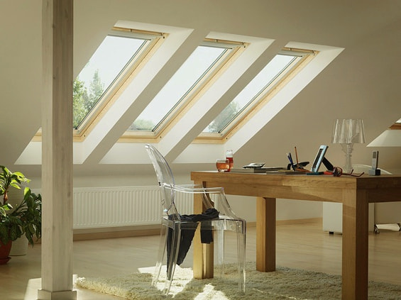 okna dachowe w dużym pokoju do pracy