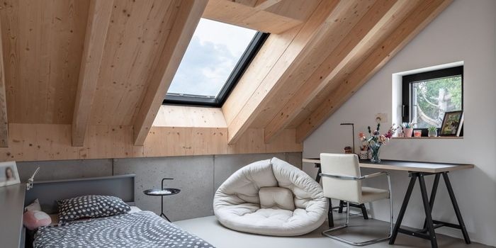 Sypialnia z dużym oknem dachowym